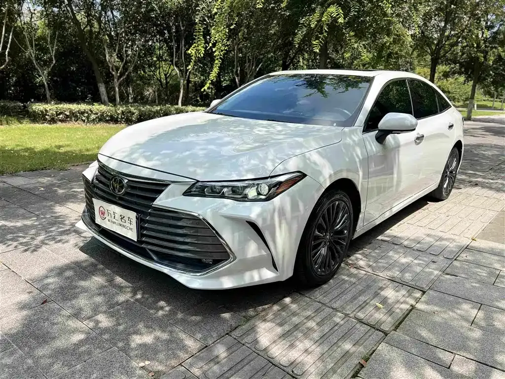 Toyota Avalon — фото 1
