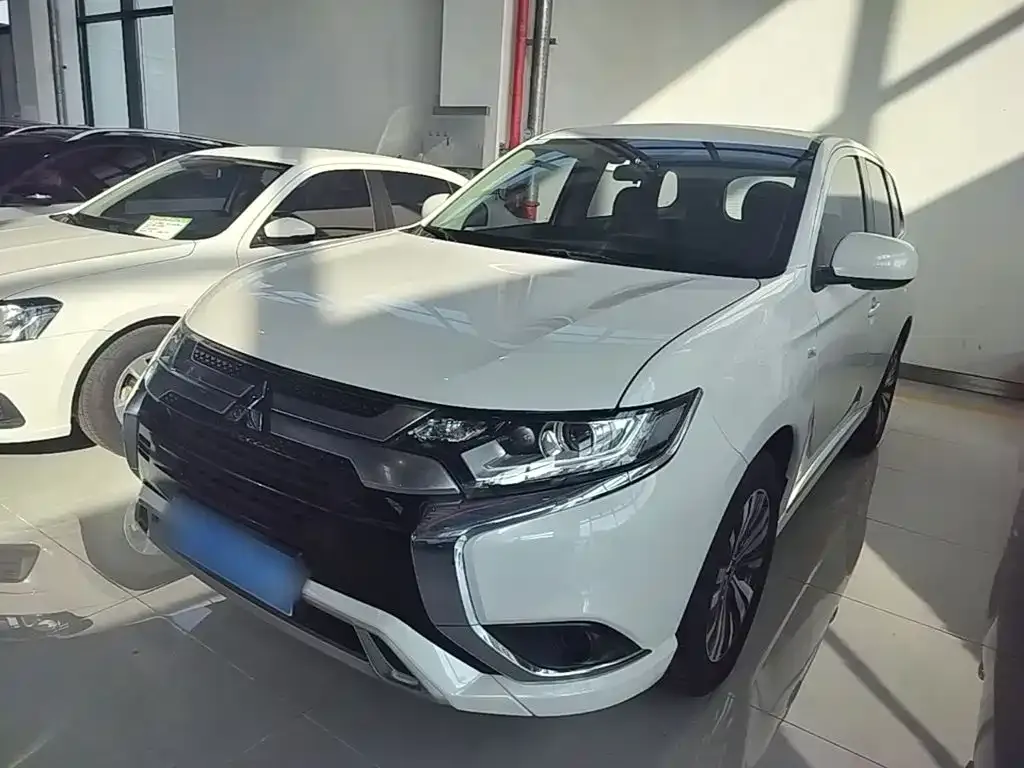 Mitsubishi Outlander — фото 1