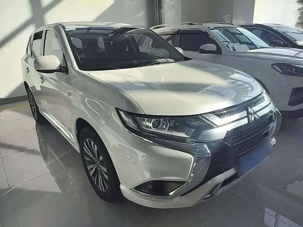 Mitsubishi Outlander — фото 5