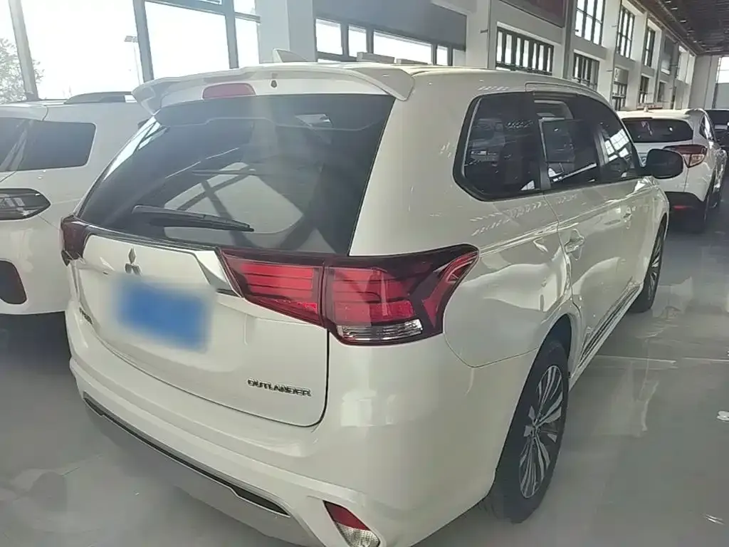 Mitsubishi Outlander — фото 4