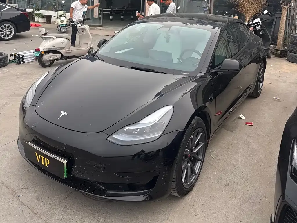 Tesla Model 3 — фото 1