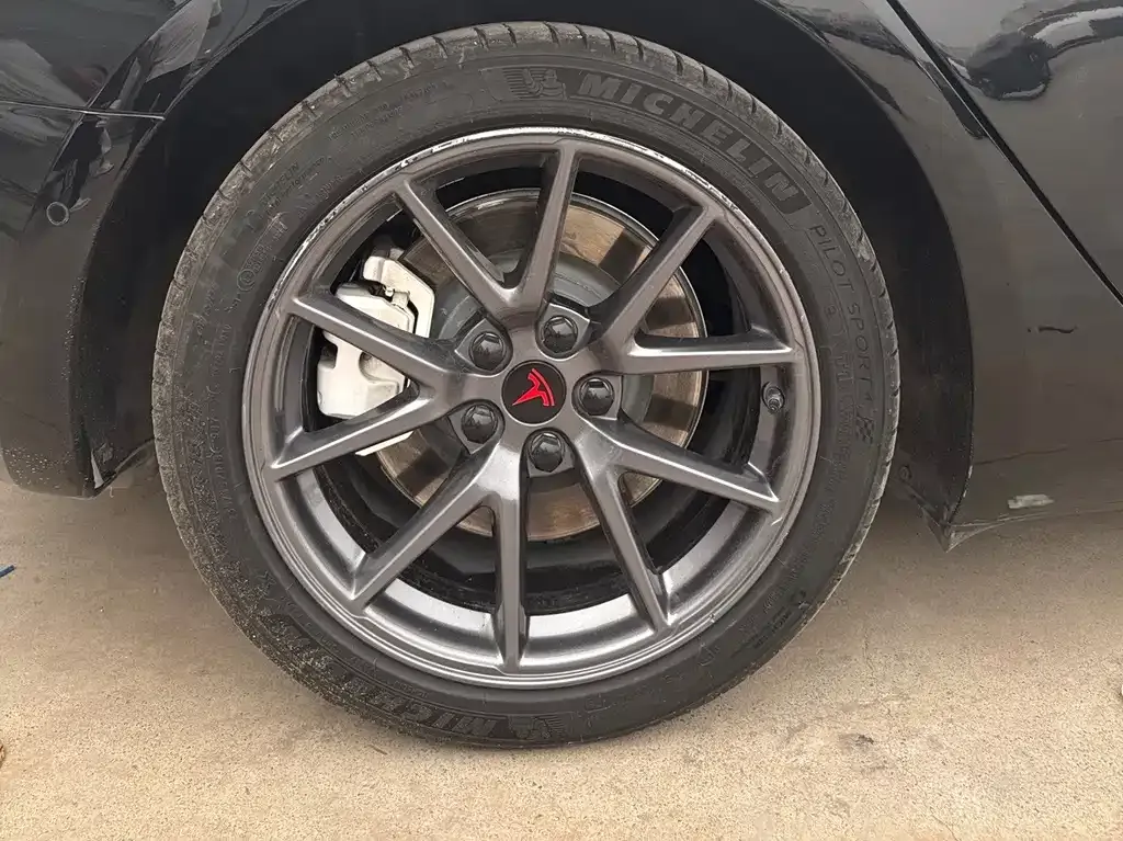Tesla Model 3 — фото 4