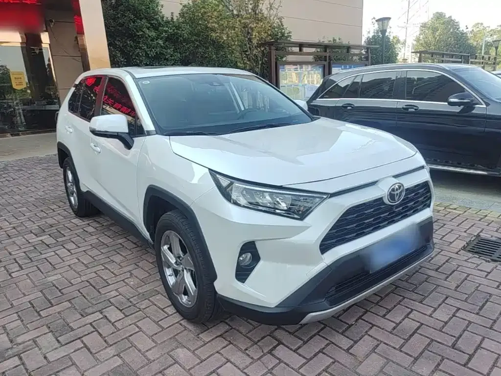Toyota RAV4 — фото 5