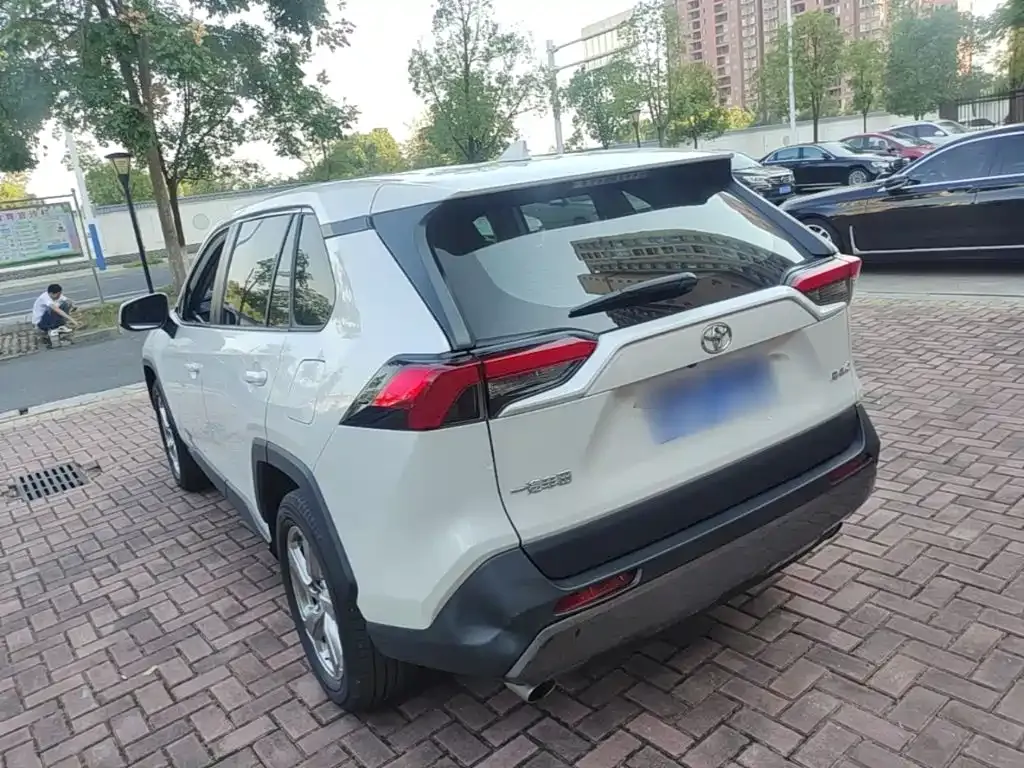 Toyota RAV4 — фото 10