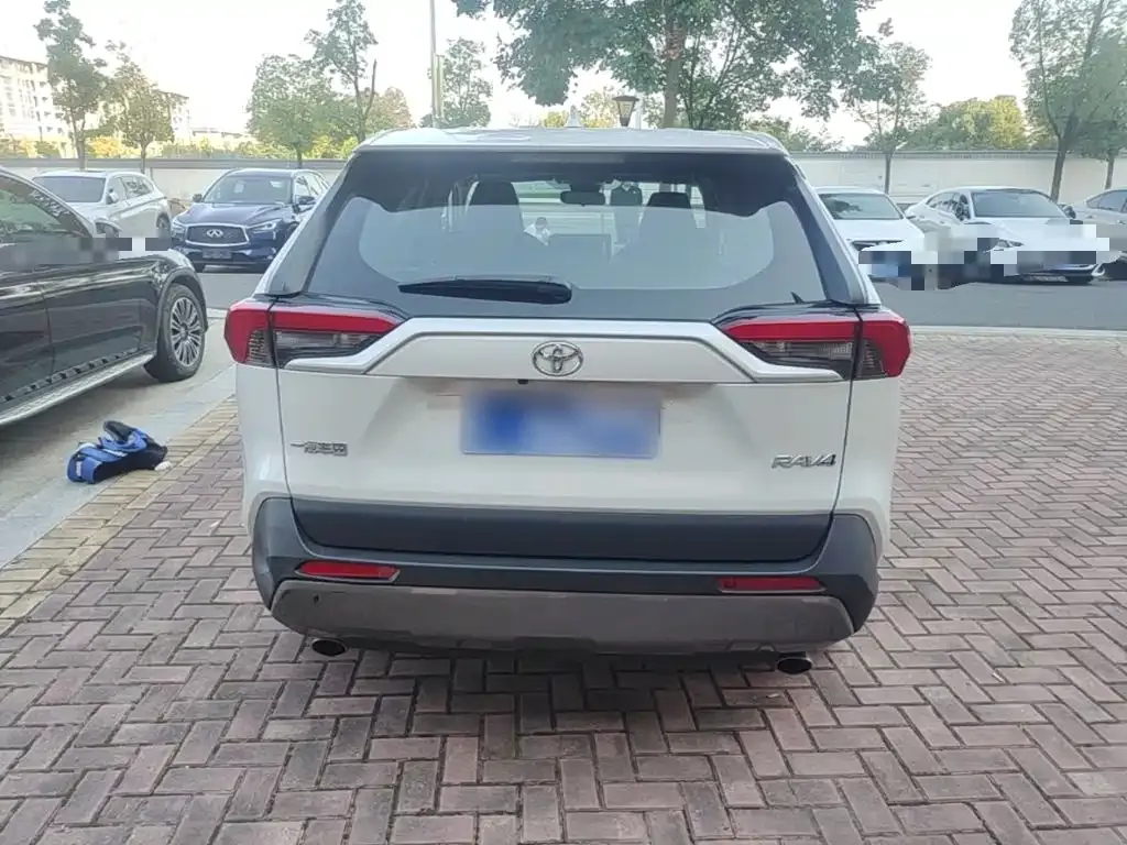 Toyota RAV4 — фото 9