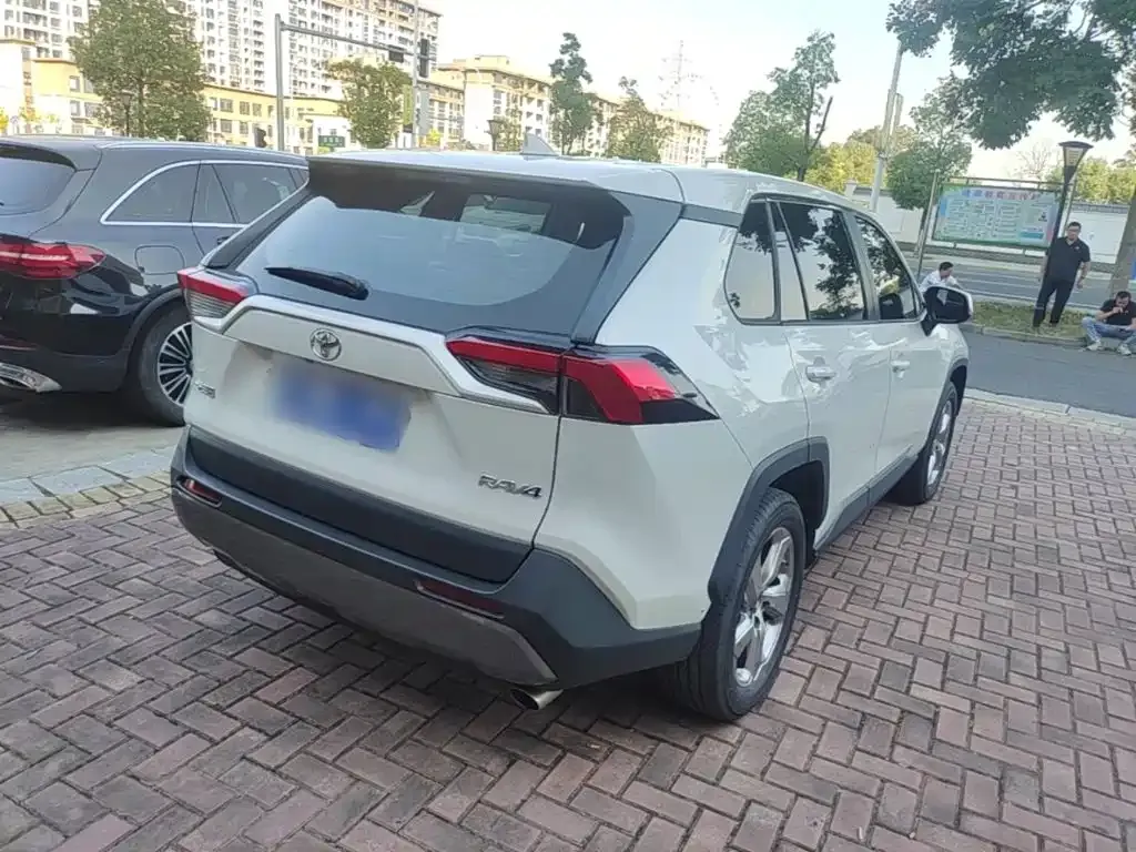 Toyota RAV4 — фото 6