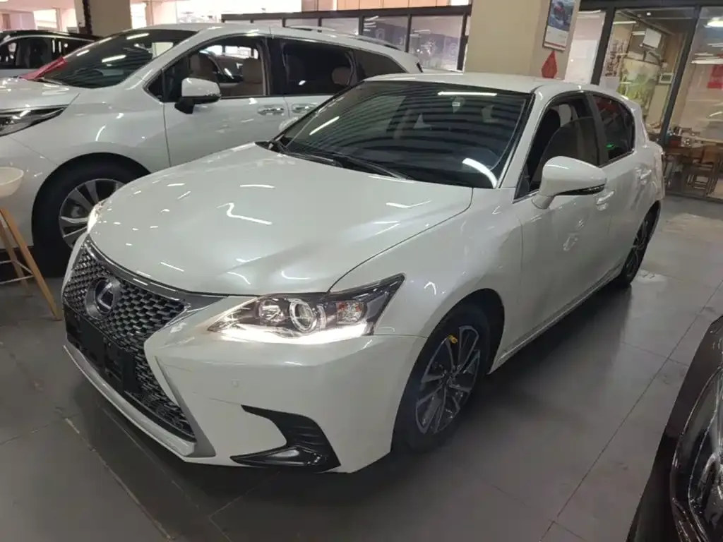 Lexus CT — фото 1