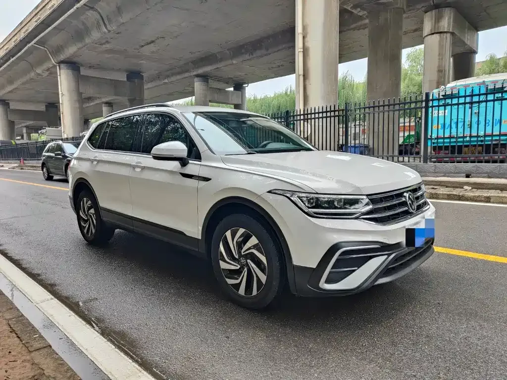 Volkswagen Tiguan L — фото 8