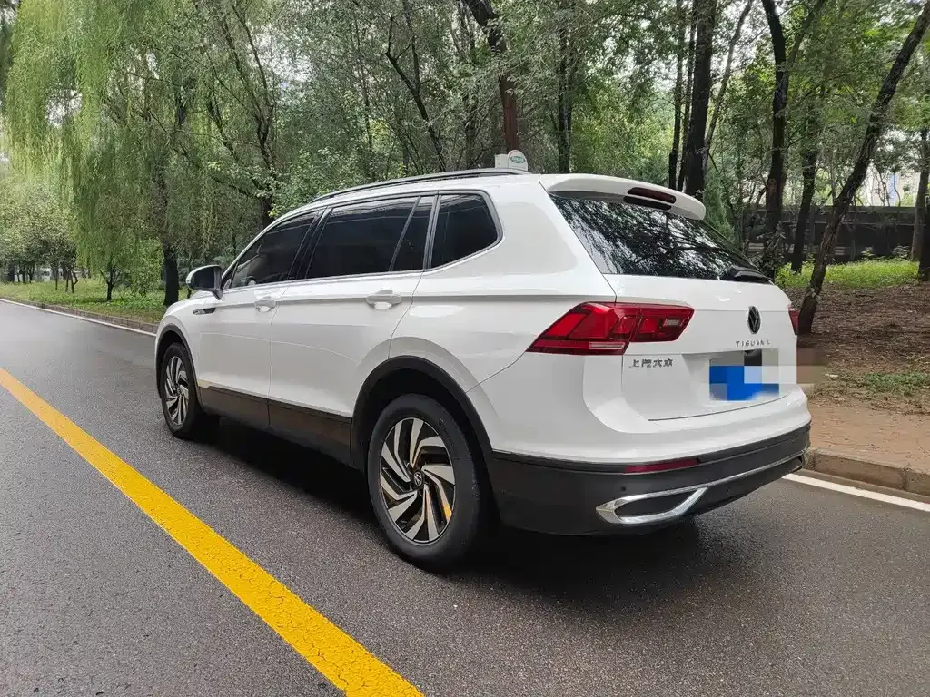 Volkswagen Tiguan L — фото 10