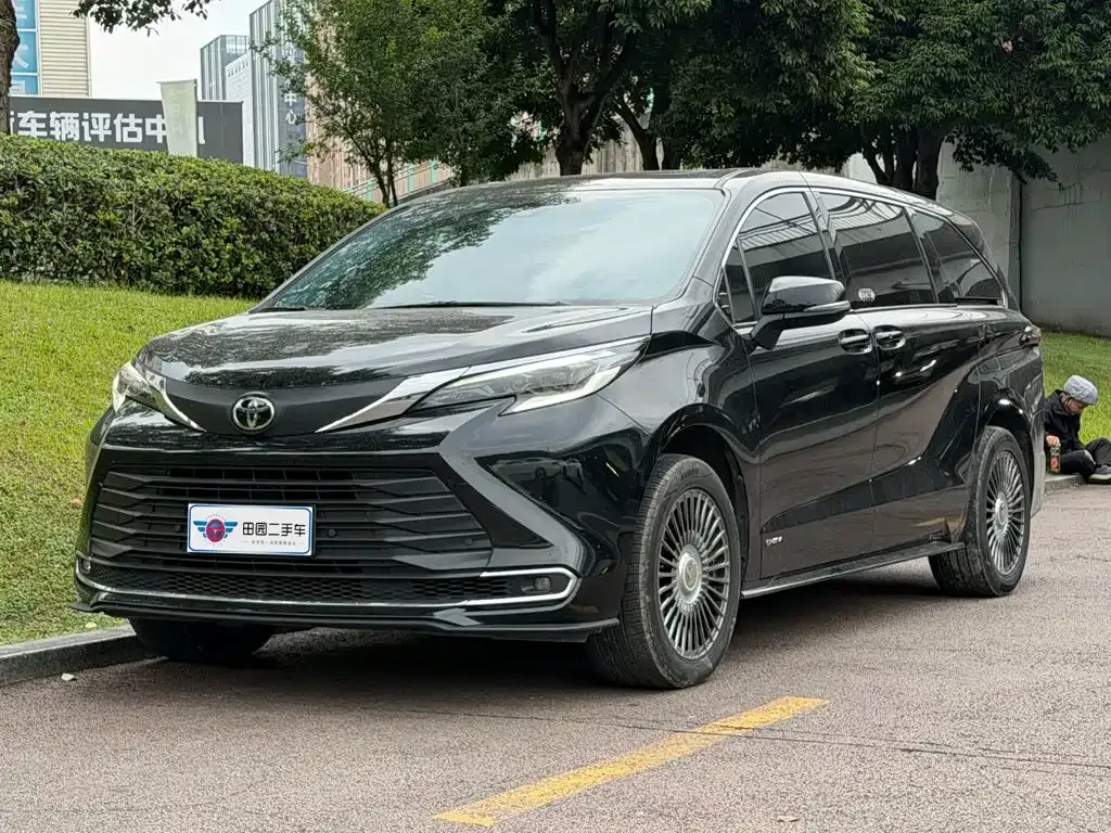 Toyota Sienna — фото 1