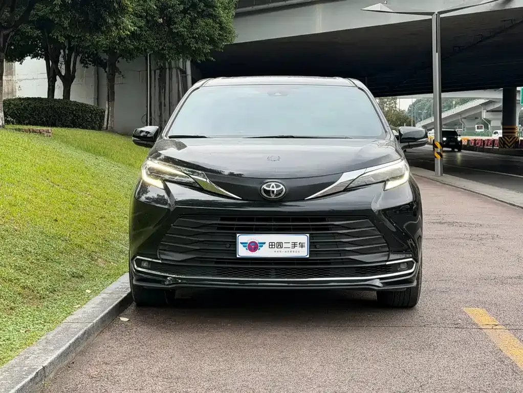Toyota Sienna — фото 9