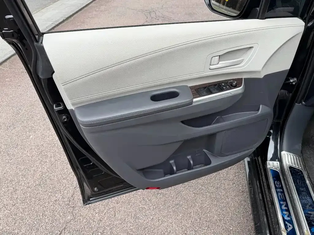 Toyota Sienna — фото 10