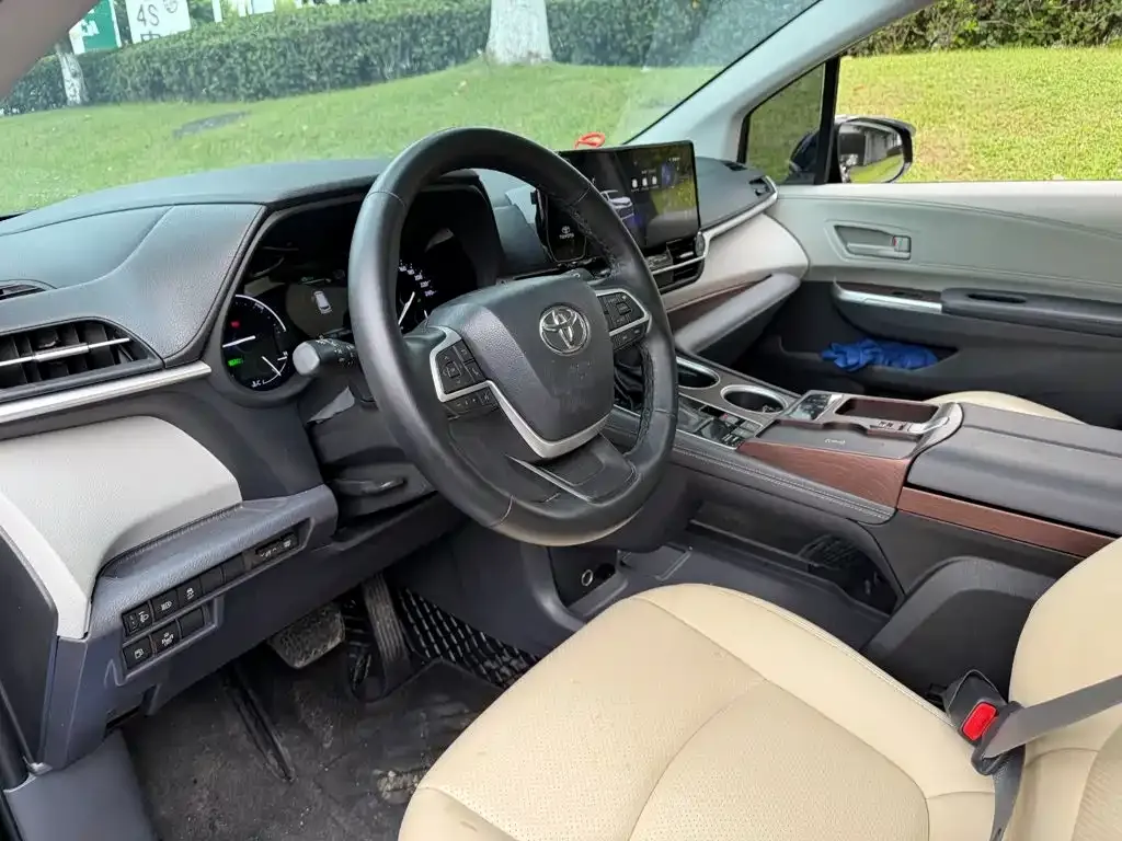 Toyota Sienna — фото 2