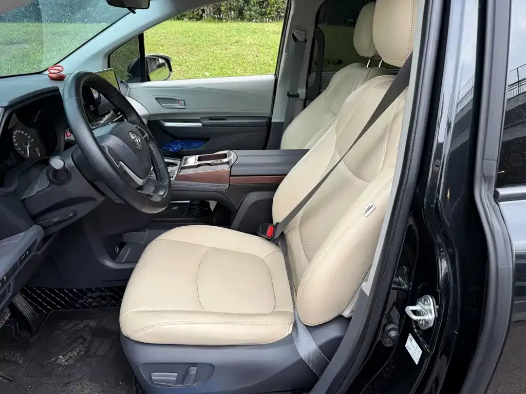 Toyota Sienna — фото 4