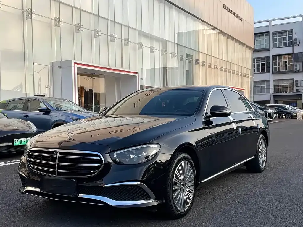 Mercedes-Benz E-Class — фото 1