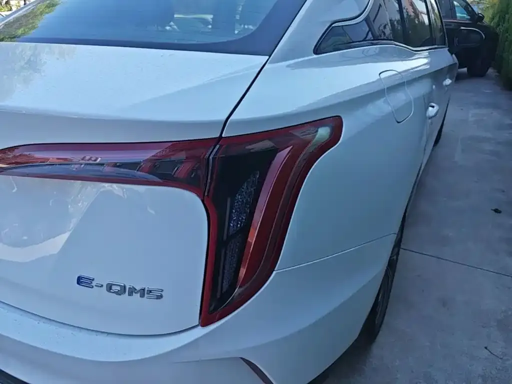 Hongqi E-QM5 — фото 3