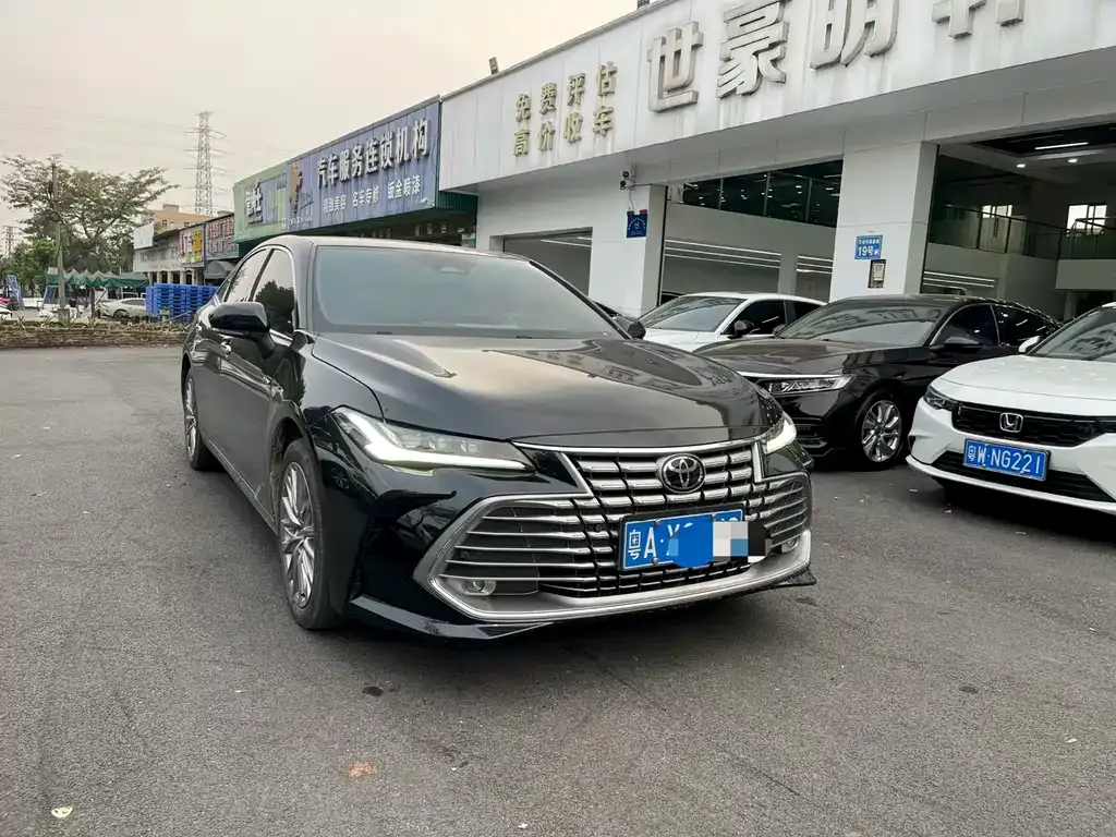 Toyota Avalon — фото 1