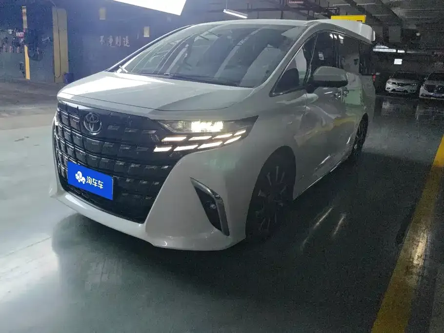 Toyota Alphard — фото 1