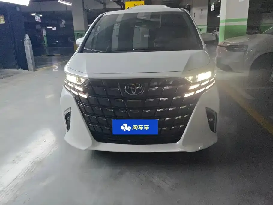 Toyota Alphard — фото 9