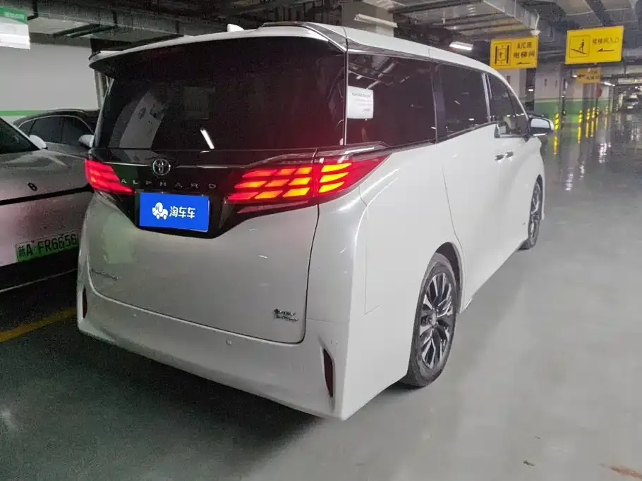 Toyota Alphard — фото 2