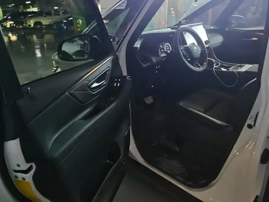 Toyota Alphard — фото 3