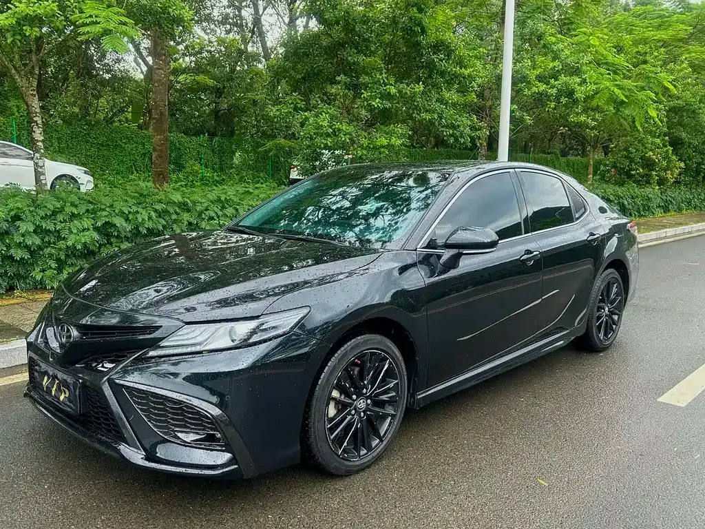 Toyota Camry — фото 1