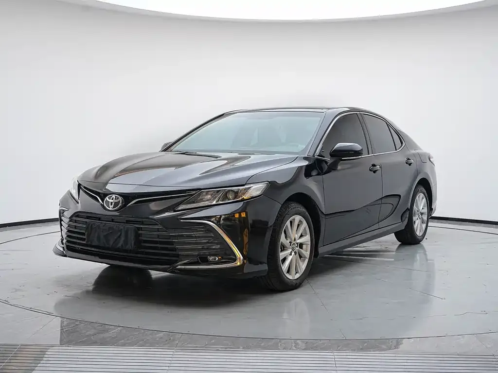 Toyota Camry — фото 1
