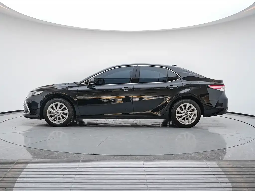 Toyota Camry — фото 3