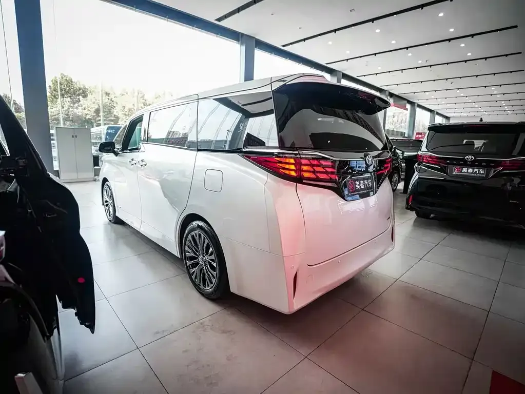 Toyota Alphard — фото 2