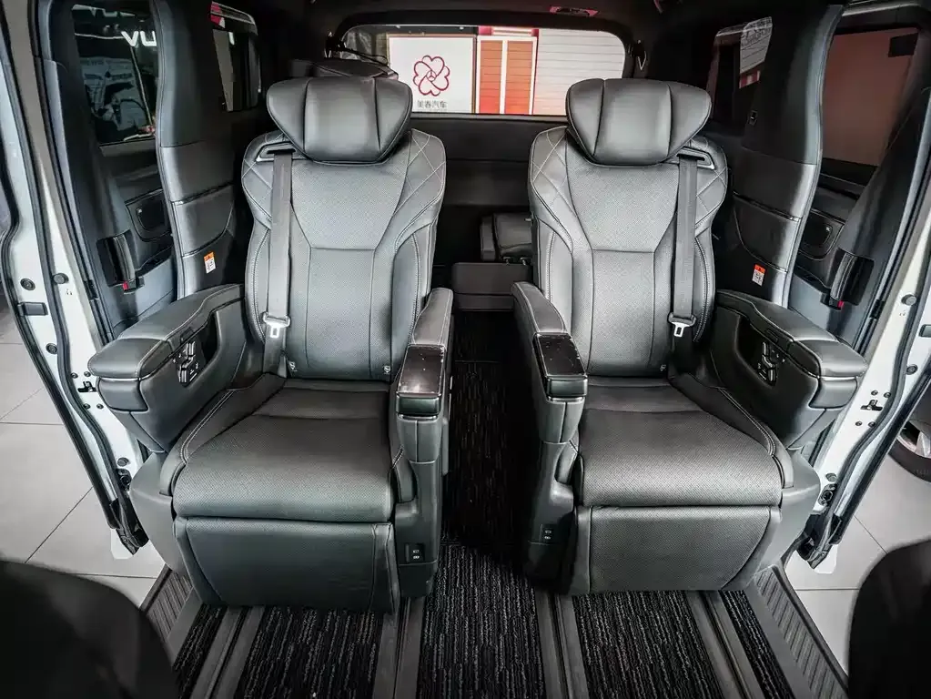 Toyota Alphard — фото 5