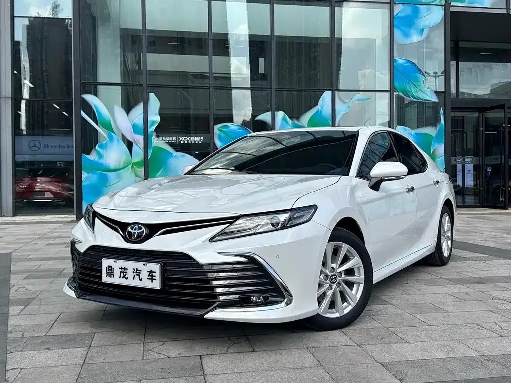 Toyota Camry — фото 1