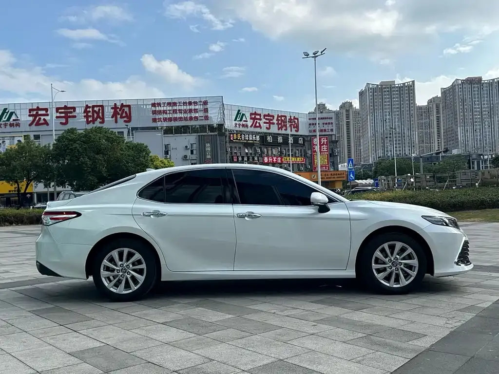 Toyota Camry — фото 3