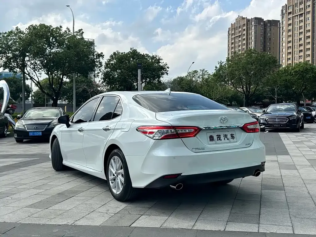 Toyota Camry — фото 5