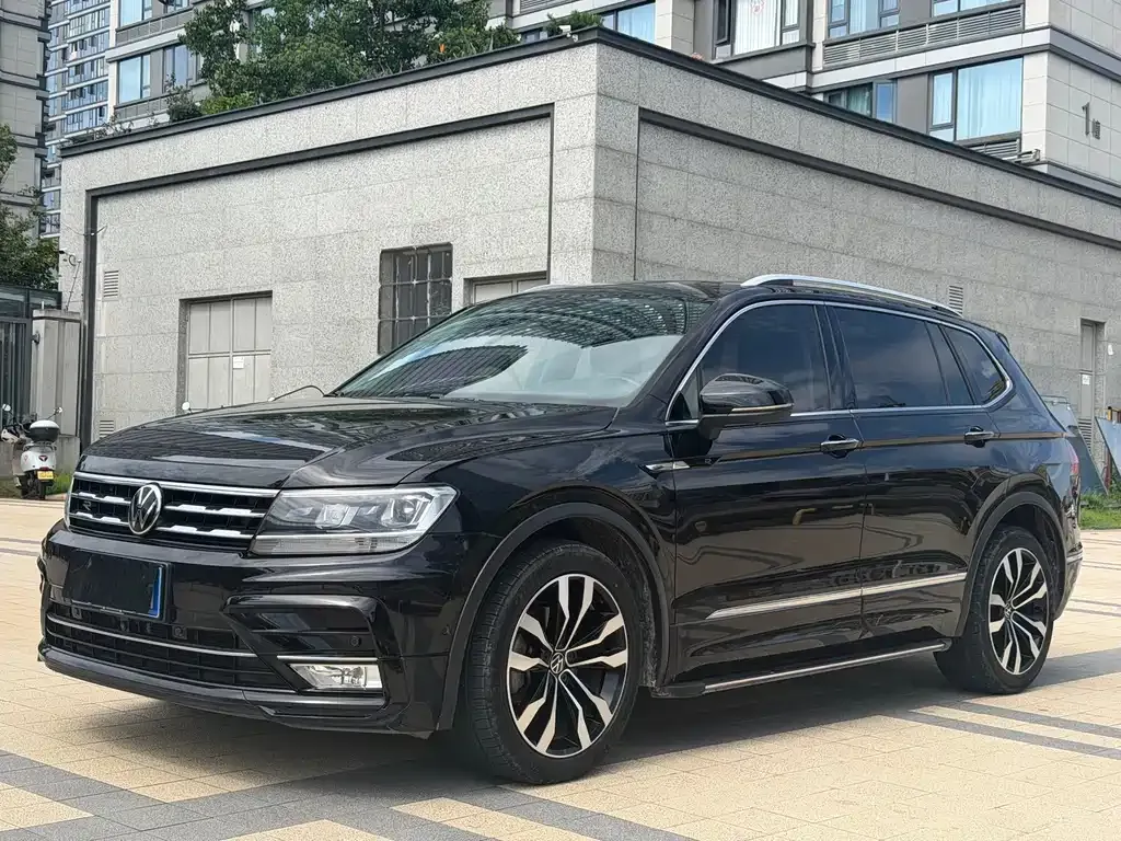 Volkswagen Tiguan L — фото 1