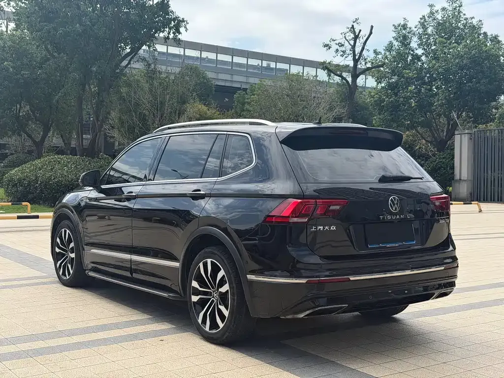 Volkswagen Tiguan L — фото 10