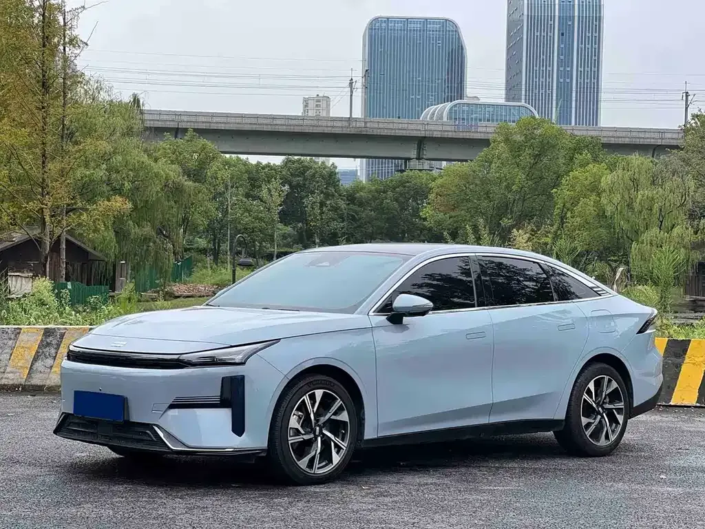 Geely Galaxy L6 — фото 1