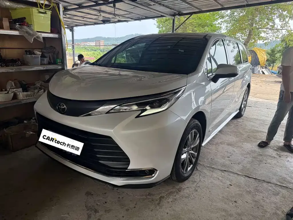 Toyota Sienna — фото 1