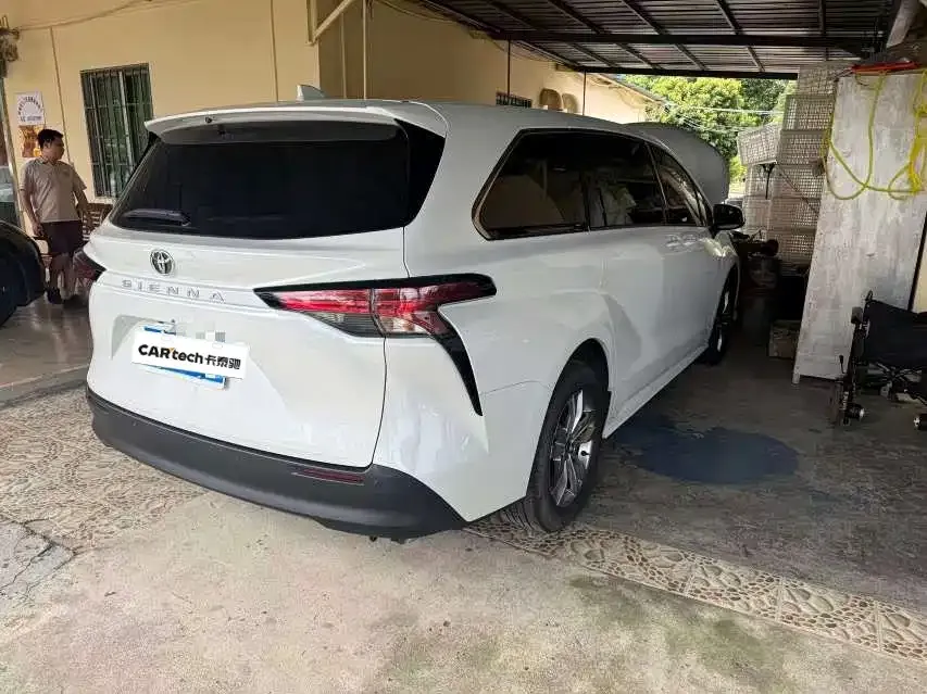 Toyota Sienna — фото 6