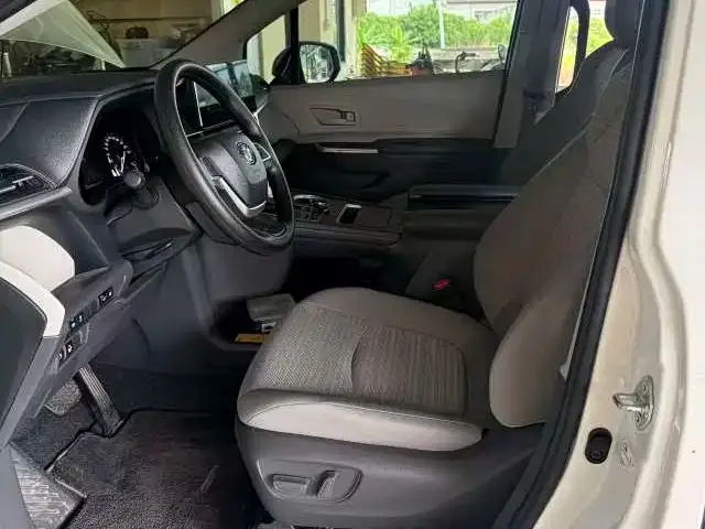 Toyota Sienna — фото 2