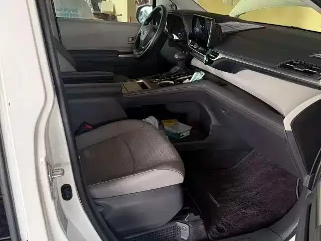 Toyota Sienna — фото 5