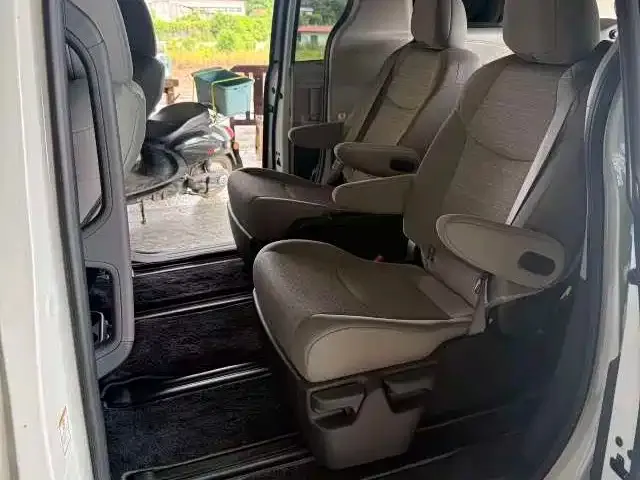 Toyota Sienna — фото 3