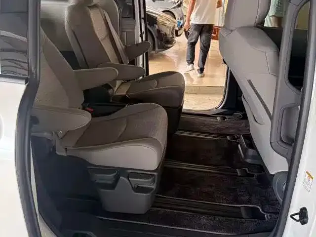 Toyota Sienna — фото 4
