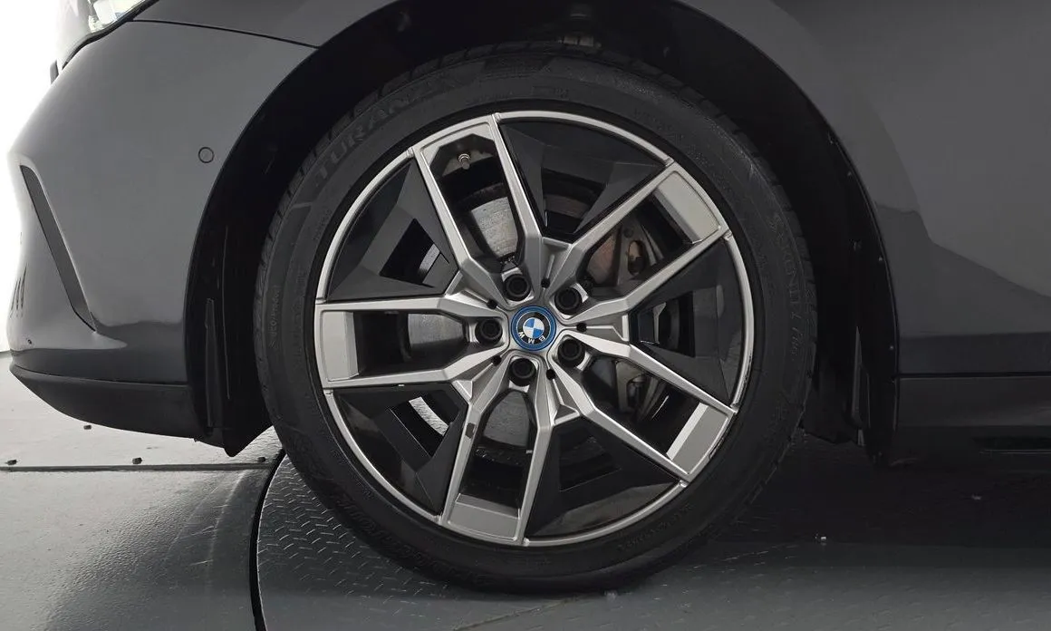 BMW i5 — фото 3