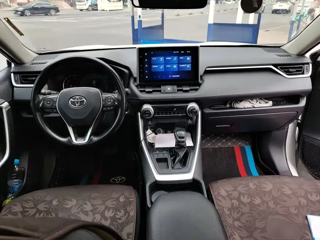 Toyota RAV4 — фото 8
