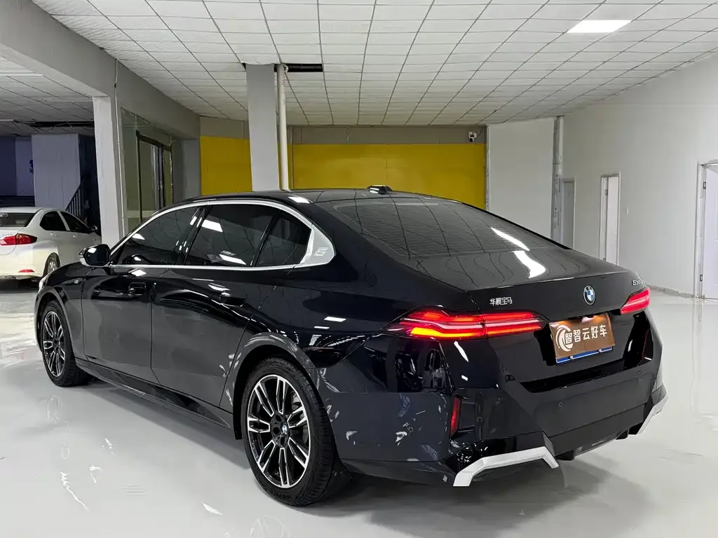 BMW 5 Series — фото 4