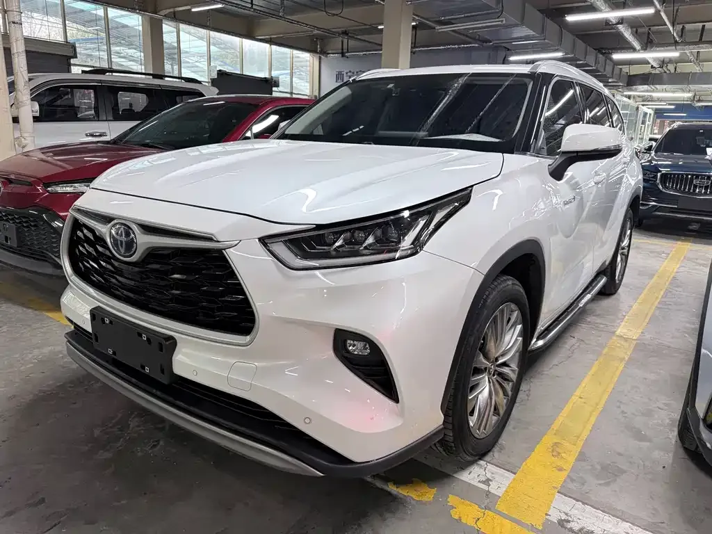 Toyota Highlander — фото 1