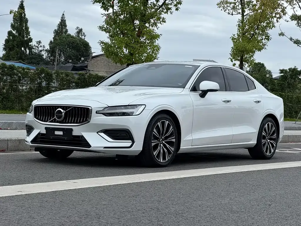 Volvo S60 — фото 1