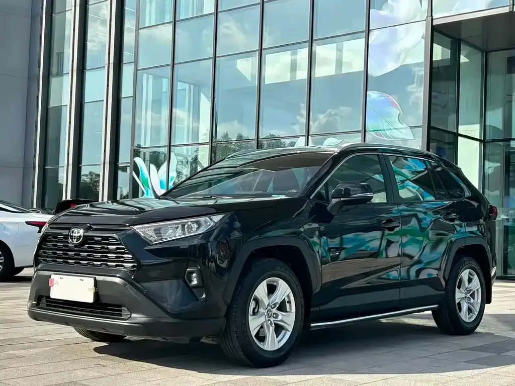 Toyota RAV4 — фото 1