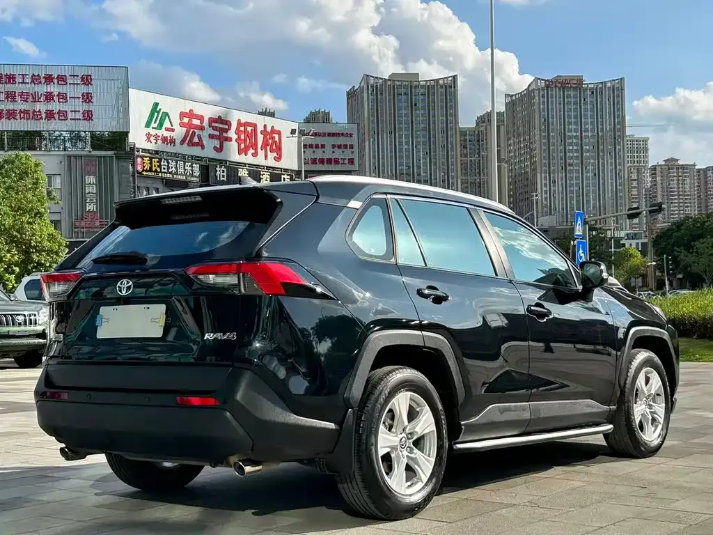Toyota RAV4 — фото 8