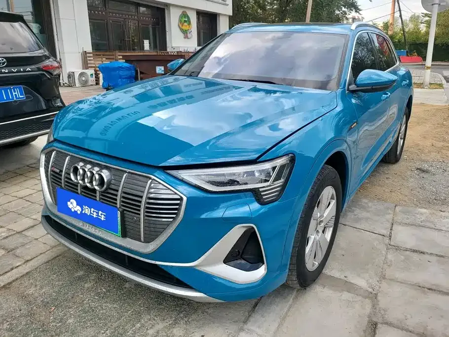 Audi e-tron — фото 1
